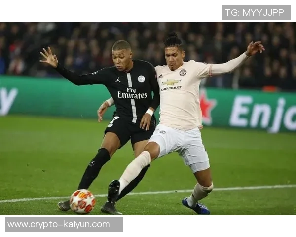 足球明星的奢华生活揭秘：从训练场到私人豪宅的精彩瞬间